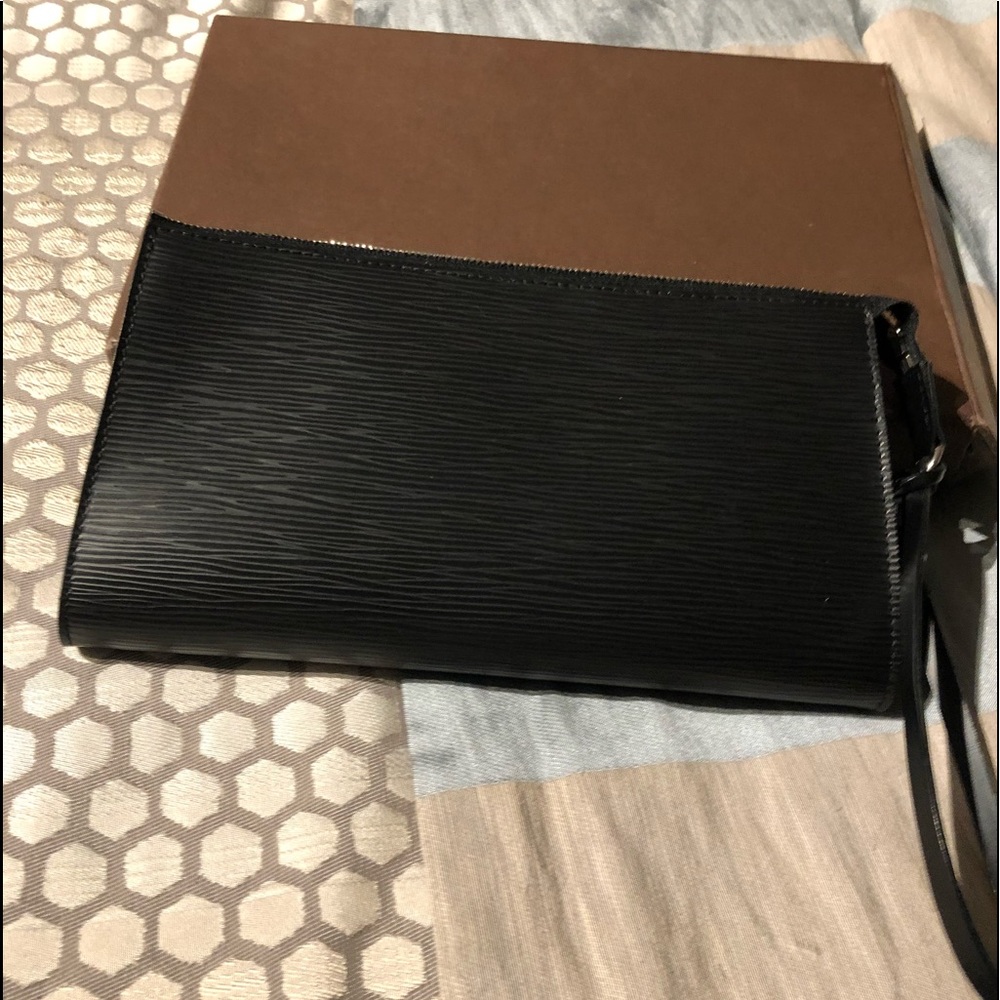 Louis Vuitton EPI pochette black